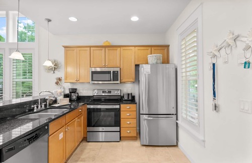 Laurel Grove House | Golf Cart ~ Lakefront ~ Private Porch ~ Family Friendly Neighborhood