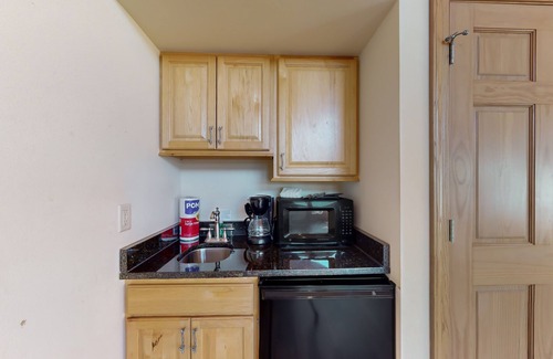 Dellwood Apartment | Golf course-front condo with pool, hot tub, dock, tennis, golf, & private beach