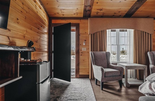 Tully Cabin | Golf, Outdoor Bar, Restaurant - The Rustic Retreat