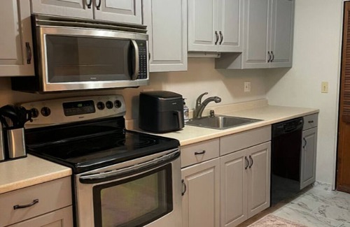 Waterbury Condo | Golfing, Lake View 2-Br, 1.5 Ba condo in Waterbury with fireplace, AC and Garage