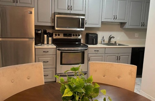 Waterbury Condo | Golfing, Lake View 2-Br, 1.5 Ba condo in Waterbury with fireplace, AC and Garage