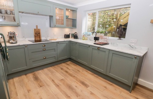 Porth Cottage | GOLYGFA BRYN, pet friendly, with a garden in Gilfach Goch