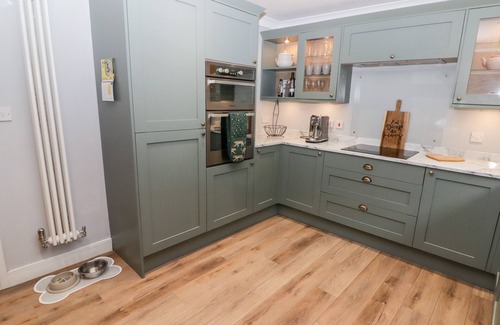 Porth Cottage | GOLYGFA BRYN, pet friendly, with a garden in Gilfach Goch