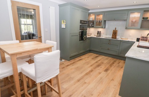 Porth Cottage | GOLYGFA BRYN, pet friendly, with a garden in Gilfach Goch