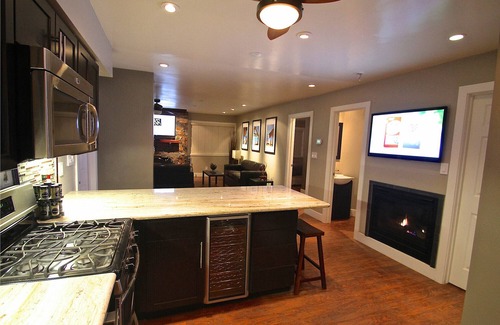 Lakeside Park Villa | Gondola Lodge Main House Downstairs 2 Bedrooms