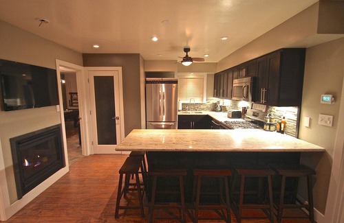 Lakeside Park Villa | Gondola Lodge Main House Downstairs 2 Bedrooms