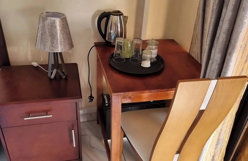 Harare East House | Gono Compound 3 - B&B with Queen bedn
