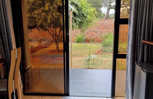 Harare East House | Gono Compound 3 - B&B with Queen bedn