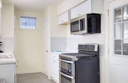 Spring Branch Central House | Good Vibes 4 Bedroom with a Pool. Central Location