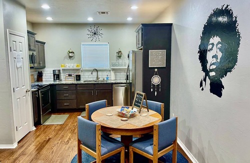 Chickasha House | Good Vibes Chickasha | Fiber | TV | W/D | Parking!