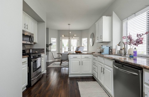 Santa Clarita House | GOODE.HOMES | Luxury Modern Home w/Jacuzzi