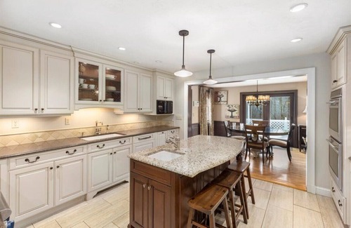Walpole House | Gorg 6KSF w lrg pool, sleeps 12, 4.5 baths, rec room w bar, pool table & gym.