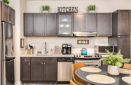 Kingfield Apartment | Gorgeous 1-Bed Apartment-Walk to Uptown! Lightning Fast WiFi@In-Unit W/D@Keurig