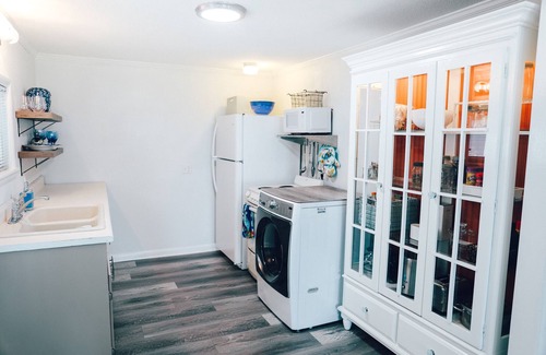 Willoughby Spit House | GORGEOUS 1920’s BEACHFRONT COTTAGE! Direct Beachfront!