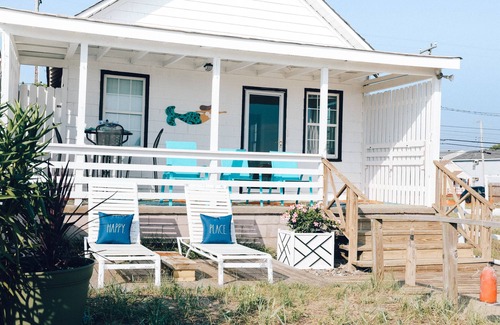 Willoughby Spit House | GORGEOUS 1920’s BEACHFRONT COTTAGE! Direct Beachfront!