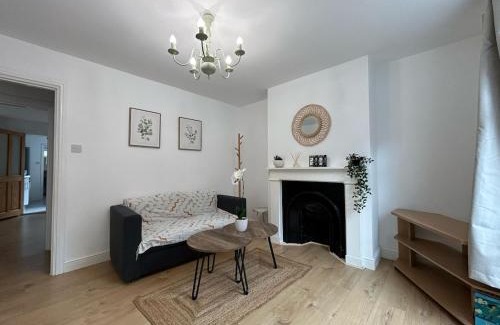 Five Oak Green Apartment | Gorgeous 2 double bedroom Victorian House in Kent