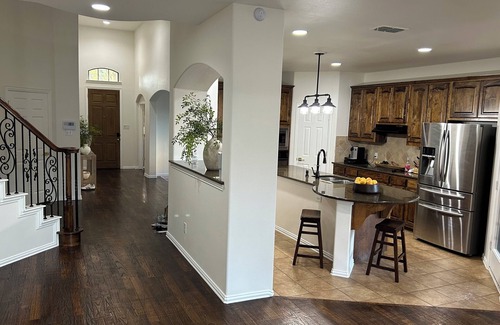 Corinth House | Gorgeous 3-Bedroom Family Home with Pizza Oven, Jacuzzi Bath & Office!