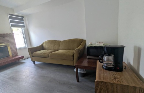 Northwest Calgary House | Gorgeous 3-bedroom house with AC and Hot tub for rent
