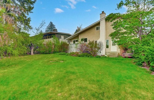 Northwest Calgary House | Gorgeous 3-bedroom house with AC and Hot tub for rent