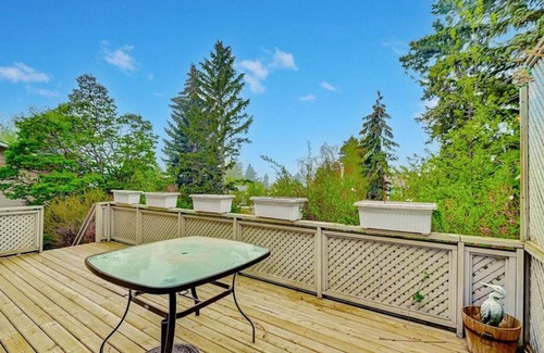 Northwest Calgary House | Gorgeous 3-bedroom house with AC and Hot tub for rent