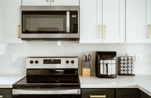 Roosevelt House | Gorgeous 4bd/3ba House w/AC 1 block from Light Rail
