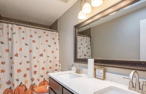 South Holland House | Gorgeous 5-bedroom home w/ POOL & Vehicle rental
