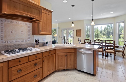 Three Rivers House | Gorgeous 5-Bedroom family friendly home with Hot Tub! Perfect for kids and pups!