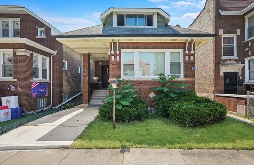 Gresham House | Gorgeous 5 Bedroom Gem Sleeps 18 with Pool, Ping Pong, Pac Man, Tons of Games!