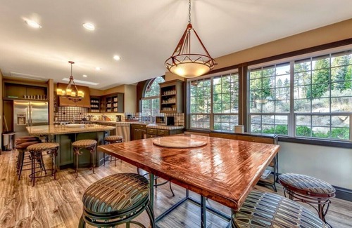 Lower Kingsbury House | Gorgeous 7 BR, 6 Bath, sleeps 9 Privacy, Big Views Hot Tub, Meticulously Clean!
