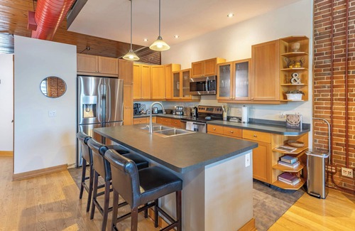 Historic Downtown La Crosse Apartment | Gorgeous apartment across from La Crosse Center