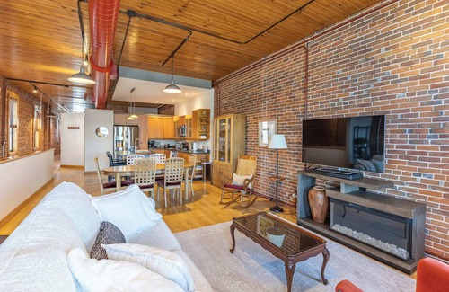 Historic Downtown La Crosse Apartment | Gorgeous apartment across from La Crosse Center