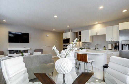 Spenard Apartment | ✴Gorgeous Apartment - Awesome Location✴
