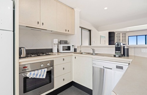Moana House | Gorgeous Beach and Ocean Views - Located right on the Beach