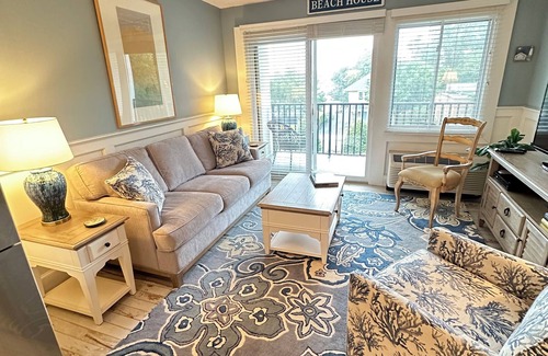 The Pines Condo | GORGEOUS & BEST IN TOWN! - Walk to Beach and Shops! Remodeled!