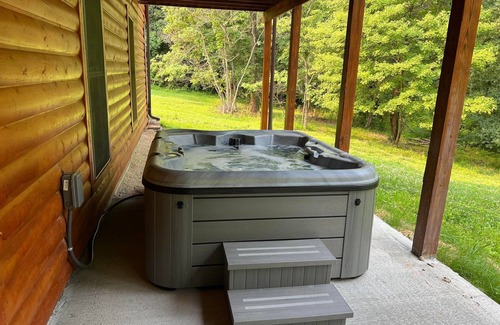 Gnaw Bone Cabin | Gorgeous cabin getaway located minutes from both Nashville and Columbus, Indiana