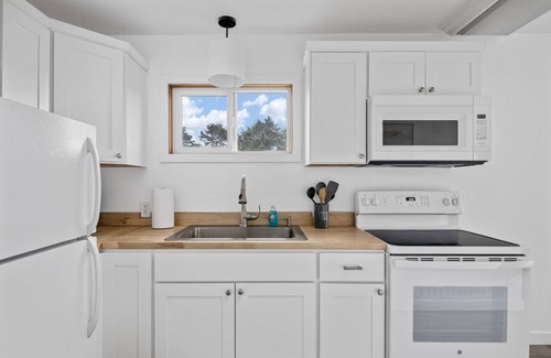 Rockaway Beach Condo | Gorgeous Coastline Setting, Pet Friendly, Seconds to Beach, Community Fire-Pit & Volleyball - Unit 2