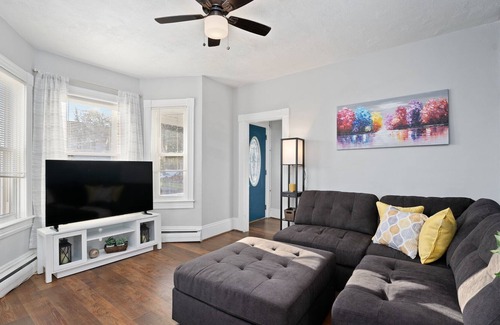 East Providence Apartment | Gorgeous Duplex In A Quite & Safe Area, Minutes From Providence