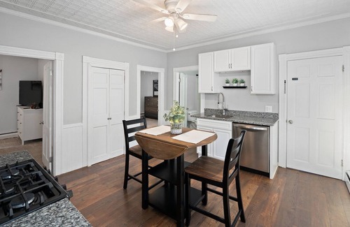East Providence Apartment | Gorgeous Duplex In A Quite & Safe Area, Minutes From Providence