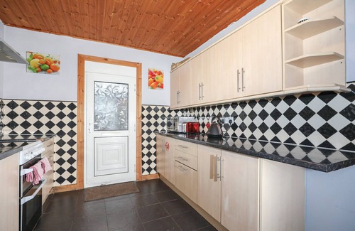 Gilmerton Bed & Breakfast | Gorgeous Family Room in Elegant Cottage