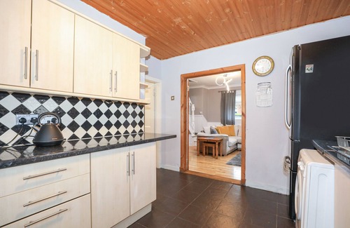 Gilmerton Bed & Breakfast | Gorgeous Family Room in Elegant Cottage