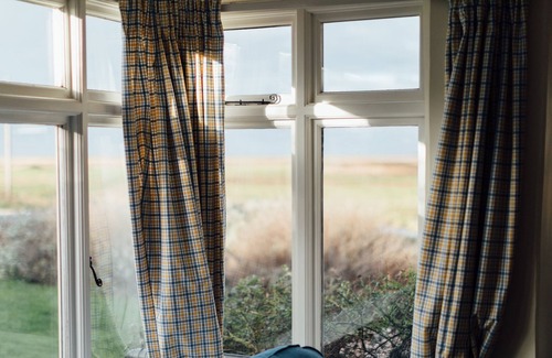 Salthouse Cottage | Gorgeous flint cottage overlooking the marshes, walking distance to beach