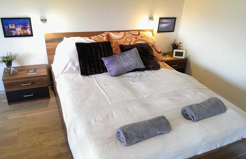 Dejvice Apartment | Gorgeous Flat Amazing Location Walking dist Castle