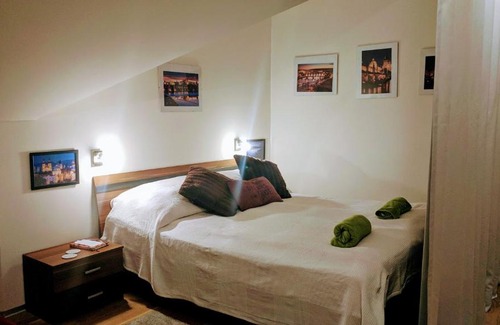 Dejvice Apartment | Gorgeous Flat Amazing Location Walking dist Castle