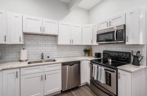 University District Apartment | Gorgeous Getaway -1BR- Columbus!