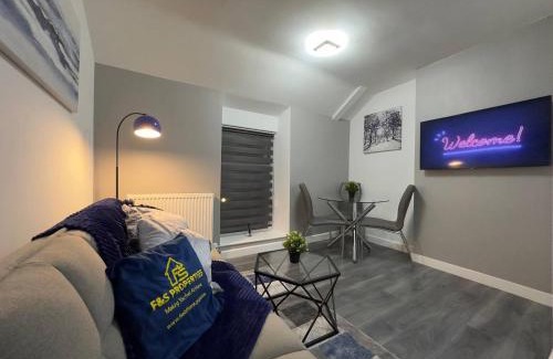 Rhondda Cynon Taff Apartment | Gorgeous Graceful Getaway W Gazebo - Tylorstown