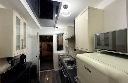 Rhondda Cynon Taff Apartment | Gorgeous Graceful Getaway W Gazebo - Tylorstown