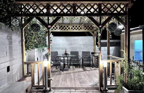 Rhondda Cynon Taff Apartment | Gorgeous Graceful Getaway W Gazebo - Tylorstown