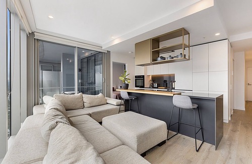 Moonee Ponds Apartment | Gorgeous High-Rise Unit with Sky Bar, Pool and Gym