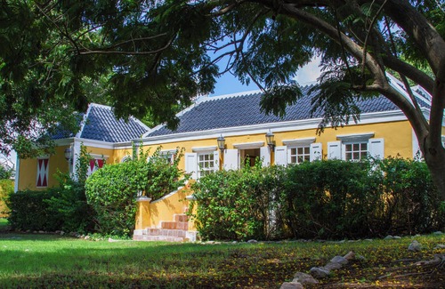 Rooi Catochi Villa | Gorgeous Historical Landhouse, Large Tropical Pool & Garden, Central Location!