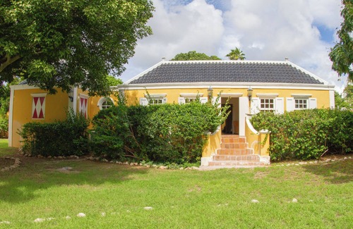 Rooi Catochi Villa | Gorgeous Historical Landhouse, Large Tropical Pool & Garden, Central Location!